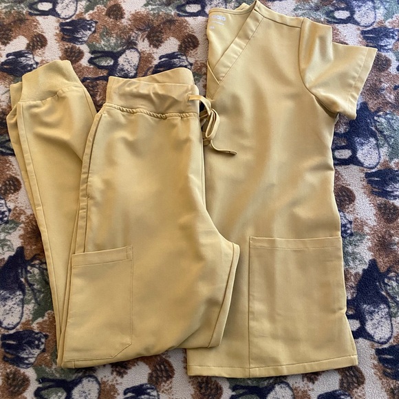 Mandala Women’s XXS scrub set in an olive green color. Only worn a couple times. - Picture 1 of 2